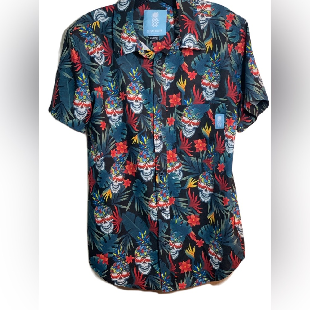 21 Pineapples Co. Pineapple Skull Hawaiian Shirt, SZ XS. Excellent Condition